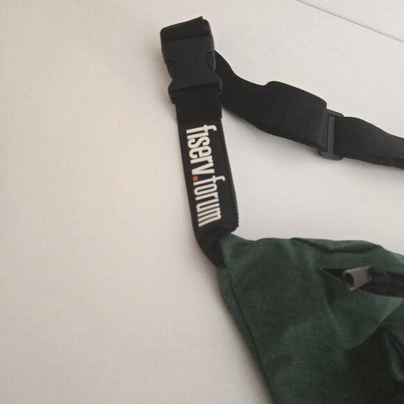 Milwaukee Bucks NBA Green Waist Fanny Pack - Picture 4 of 8